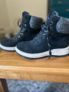 Roxy Winter Collection Black Lace-Up Boots with Gray Cuff